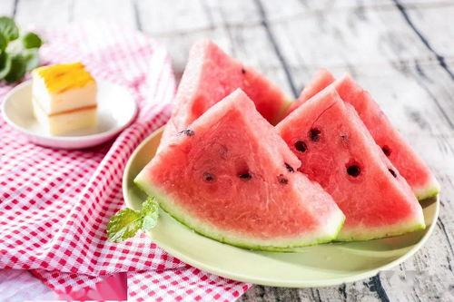 夏季吃瓜的季节,瓜果飘香，清凉一夏